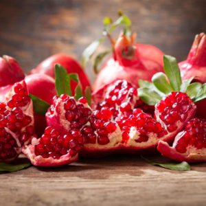 Granatapfel aufgeschnitten für die Herstellung von Granatapfelkernöl bio - kaltgepresst