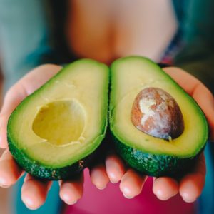 Avocado aufgeschnitten zur Gewinnung von Avocadoöl grün nativ bio