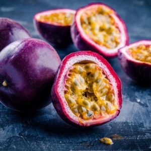 frische, aufgeschnittene Passionsfrucht zur Gewinnung von Passionsfruchtsamen Öl (kaltgepresst) bio