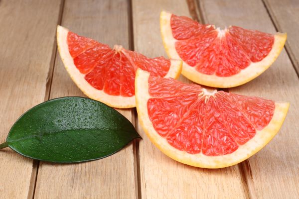 pinke Grapefruitscheiben - Aus der Schale wird Grapefruit Öl pink bio gewonnen